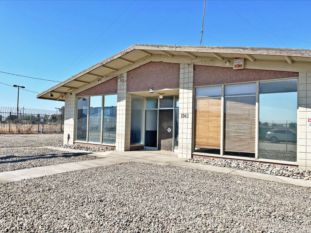 1041 S Pershing Ave - Photo 3