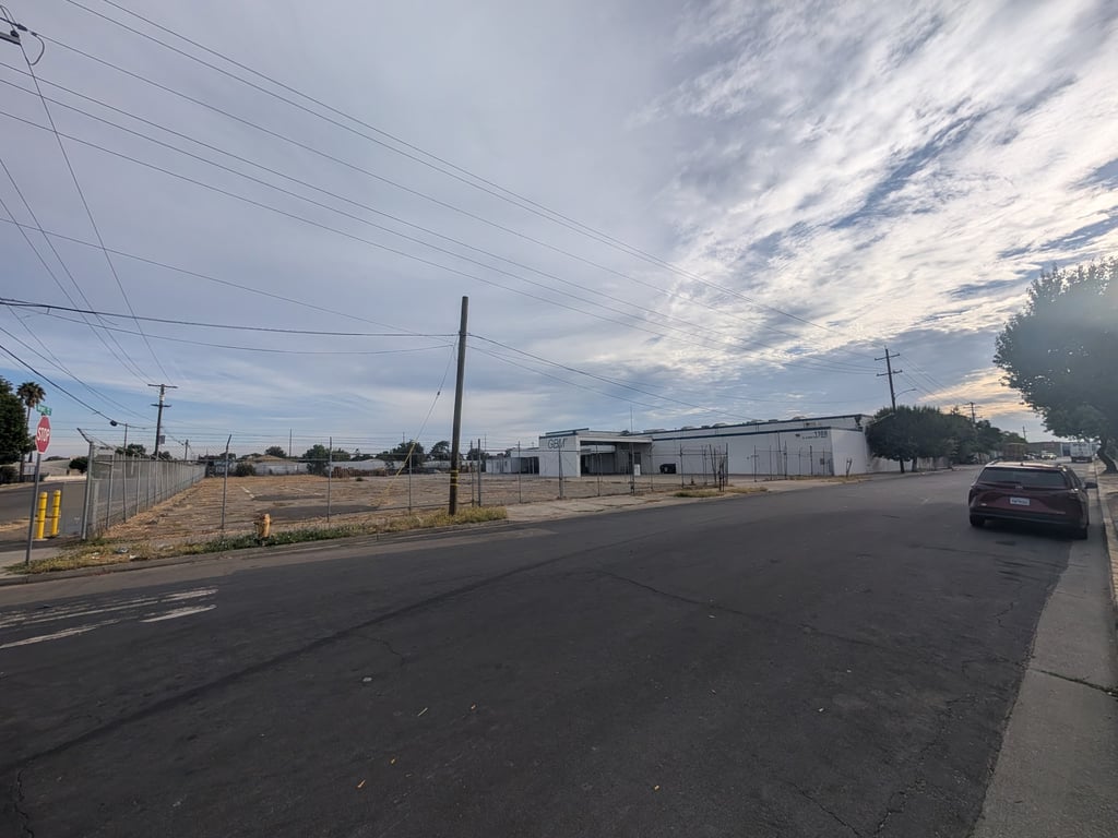1188 S AIRPORT WAY - Photo 2